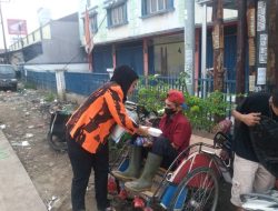Bidang Peranan Wanita MPC PP Kabupaten Bekasi Bagikan Beras dan Nasi Kotak Ke Tukang Becak