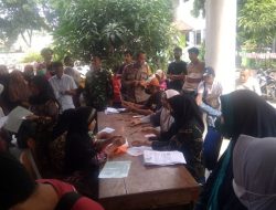 2754 Warga Desa Sindang Mulya Antri Pencairan BLT Subsidi BBM di Kantor Desa