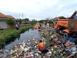 Tim Biawak UPTD Wilayah II Bersihkan Sampah Sepanjang 500 Meter Di Bersihkan