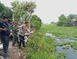 Sampah Pasar dan Eceng Gondok kali Blancong di Bersihkan 2000 Warga Tarumajaya