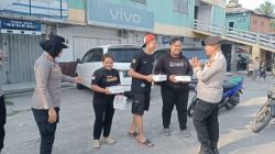 Patroli Jaga Kondusipitas Pusat Keramaian Polsek Cikarang Barat Berikan Makanan Pada Warga