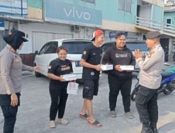 Patroli Jaga Kondusipitas Pusat Keramaian Polsek Cikarang Barat Berikan Makanan Pada Warga