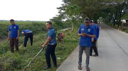 Lapas Kelas IIA Cikarang Kerja Bakti Bersikan Lingkungan Sekitar Bersama Warga Binaan