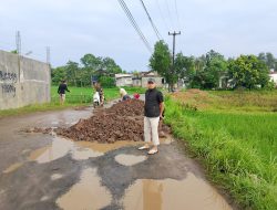 Tak Kunjung di Perbaiki,Pemdes Jayamulya dan Warga Perbaiki Jalan Secara Swadaya
