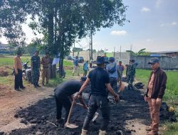 Tidak Kunjung di Perbaiki Pemdes Jayamulya Kembali Perbaiki Jalan Rusak Bersama Warganya